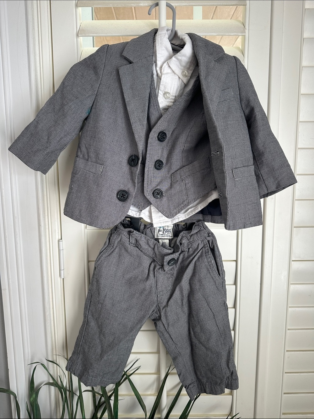 The Children's Place Gray Four-Piece Baby Suit with Vest 6-9 Months